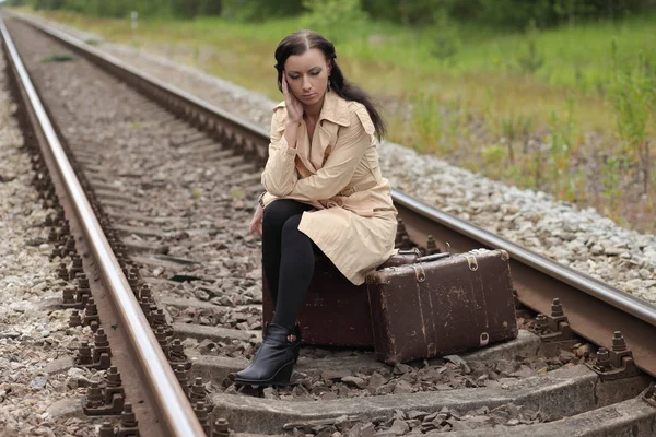 Mujer con maleta en los rieles — Foto de Stock