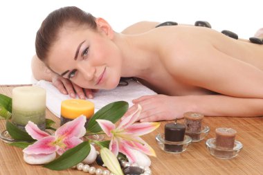 Masaj masasında mumları olan genç bir kadın.