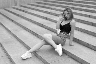 Güzel yüzlü güzel bir kız.