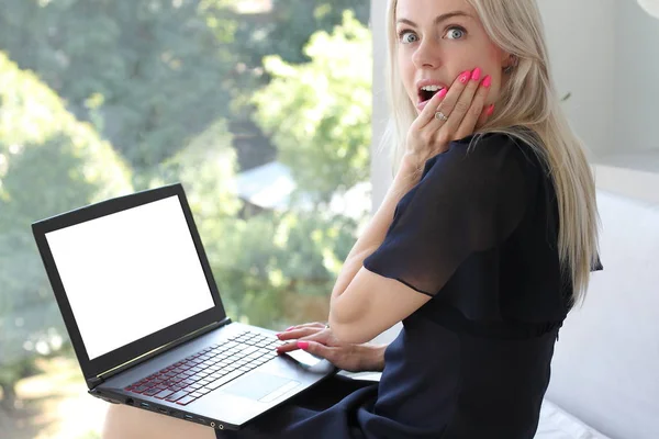Mujer rubia usando ordenador portátil — Foto de Stock
