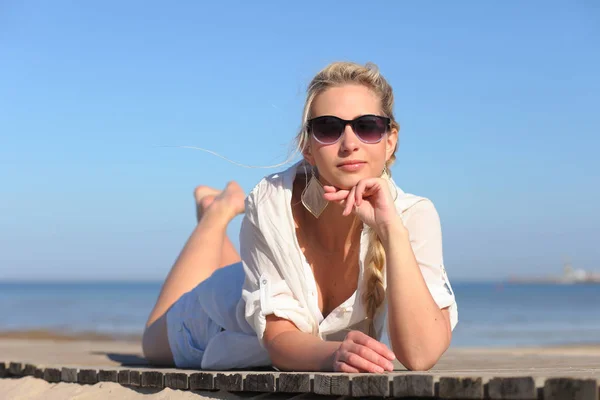 Chica en gafas de sol en el fondo del cielo —  Fotos de Stock