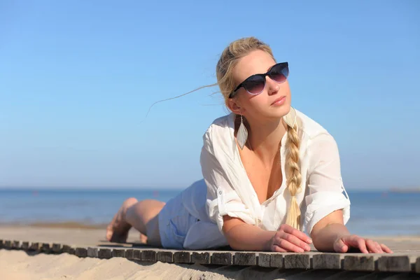 Chica en gafas de sol en el fondo del cielo —  Fotos de Stock