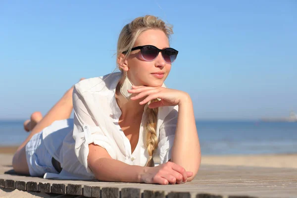 Girl in sunglasses on background of sky — Stock Photo, Image