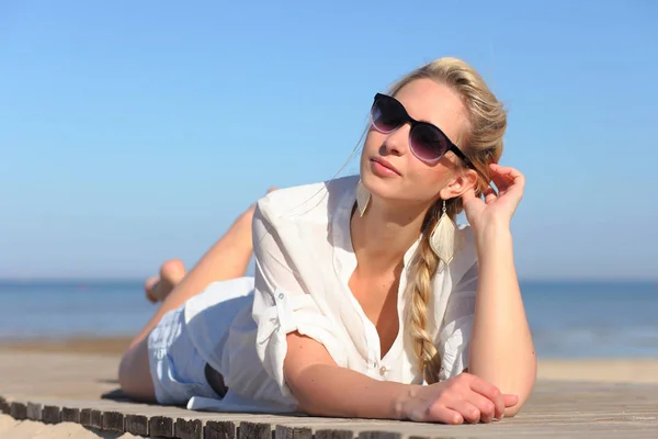 Chica en gafas de sol en el fondo del cielo — Foto de Stock