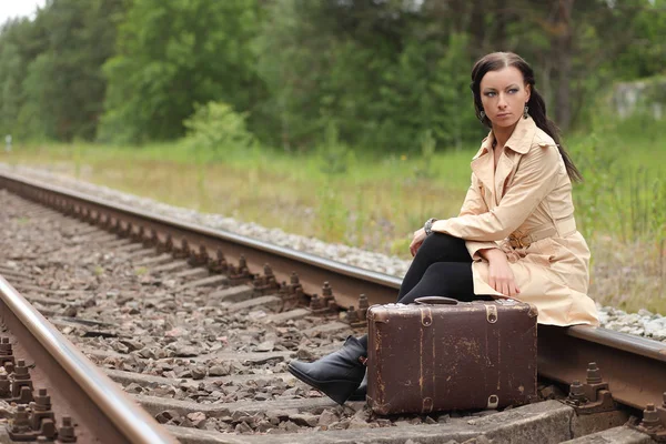 铁轨上有手提箱的女人 — 图库照片