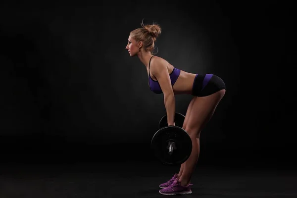 Jong fitness meisje met een lange halter — Stockfoto