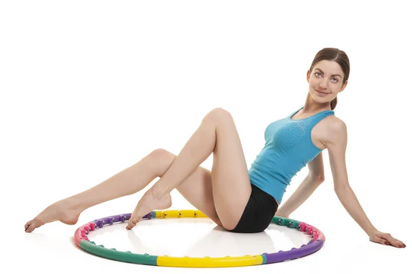 Jeune femme sportive avec hula hoop — Photo