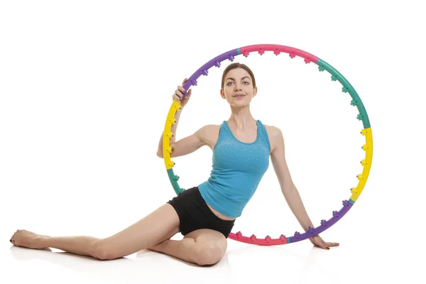 Jovem mulher desportiva com hula hoop — Fotografia de Stock