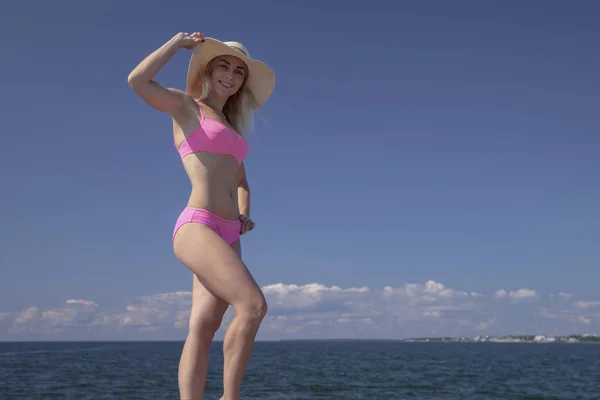 Zomer vakantie vrouw jong meisje in bikini — Stockfoto