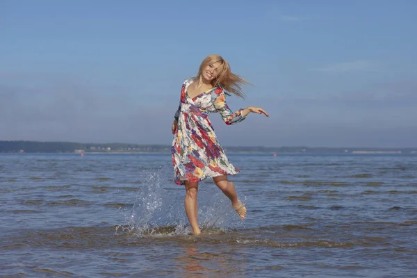 Bela mulher desfrutando de verão ao ar livre — Fotografia de Stock