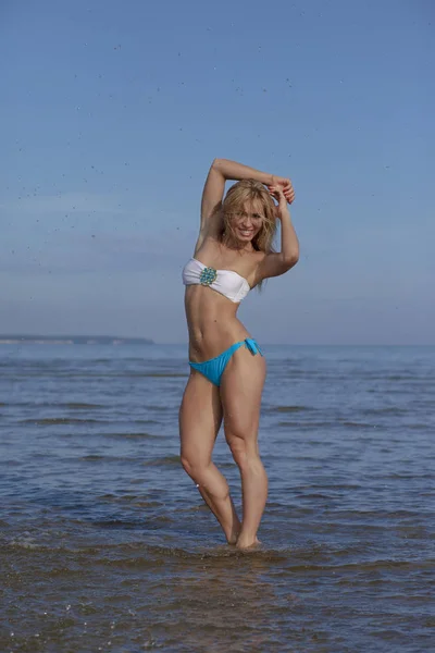 Młoda dziewczyna seksowny strój kąpielowy na plaży — Zdjęcie stockowe