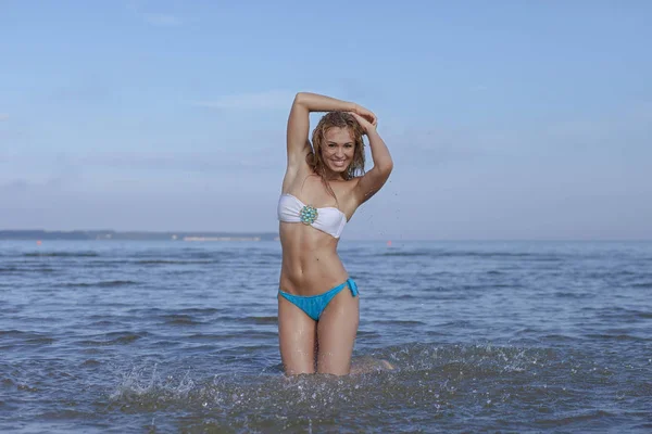 Joven sexy chica en un traje de baño en el mar — Foto de Stock