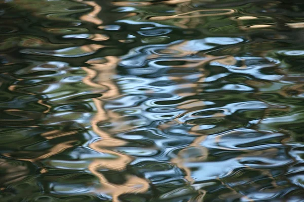 Aquatische grün-blaue Textur mit kleinen Wellen — Stockfoto