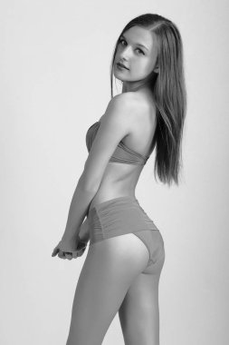 güzellik kadın bikini giyiyor