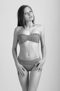 güzellik kadın bikini giyiyor