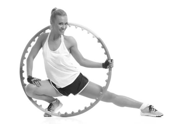 Jeune femme sportive avec hula hoop — Photo