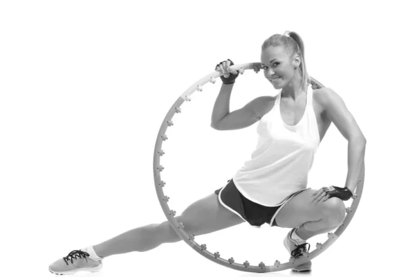 Jovem mulher desportiva com hula hoop — Fotografia de Stock