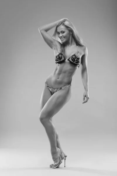 Mujer con cuerpo atlético perfecto — Foto de Stock