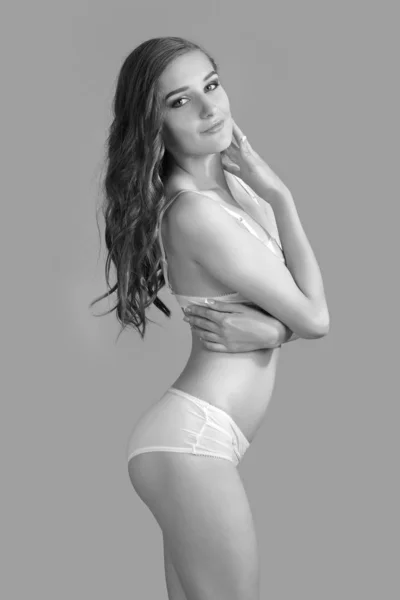 Femme sexy en lingerie blanche silhouette magnifique . — Photo