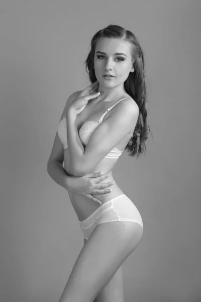 Sexy žena v bílém prádle nádherný obrázek. — Stock fotografie