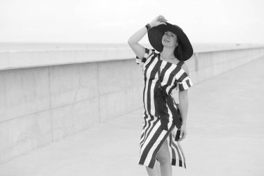 Uzun yaz elbisesi içinde genç bir kadın.