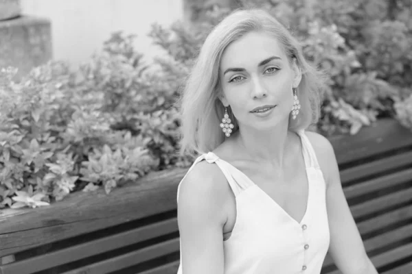 Young pretty woman in dress in the old city — Stock Photo, Image