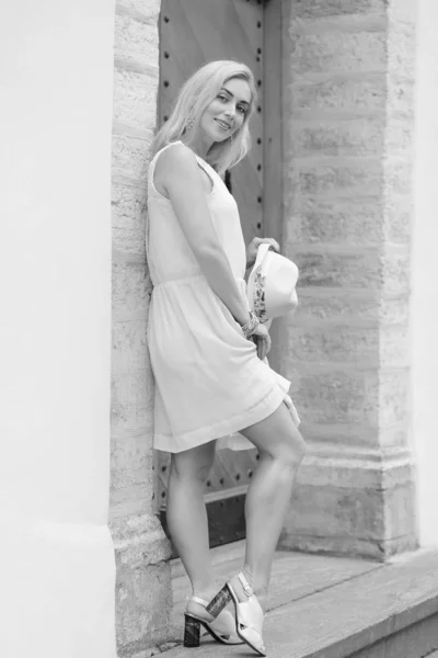 Junge hübsche Frau im Kleid in der Altstadt — Stockfoto