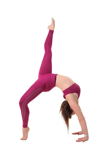 Sportig ung kvinna som tränar yoga — Stockfoto