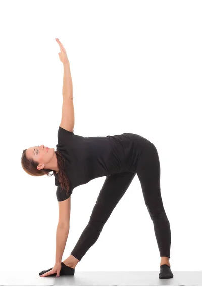 Sportig ung kvinna som tränar yoga — Stockfoto