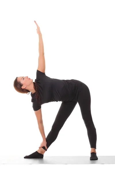 Sportif Genç Kadın Yoga Yapıyor — Stok fotoğraf