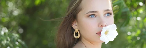 Retrato de verano de una joven linda chica —  Fotos de Stock