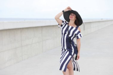 Uzun yaz elbisesi içinde genç bir kadın.