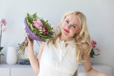 Bir buket çiçekli genç pozitif kız