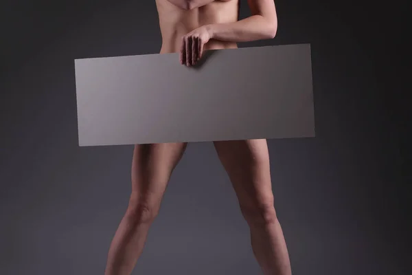 Mujer desnuda sosteniendo pancarta en blanco — Foto de Stock