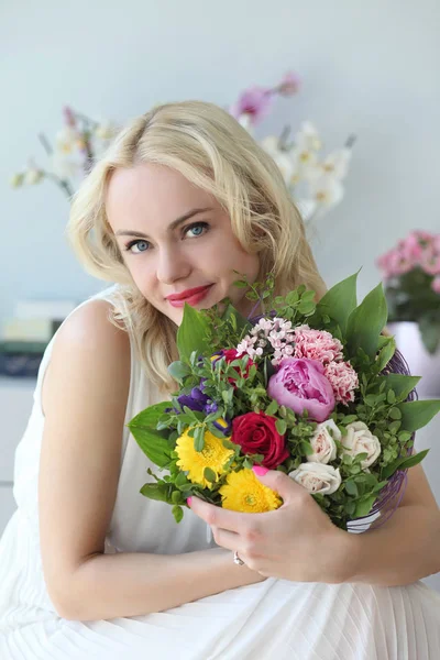 Молодая позитивная девушка с букетом цветов — стоковое фото