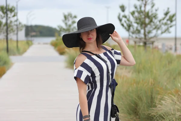 Jovem mulher em um vestido de verão longo — Fotografia de Stock