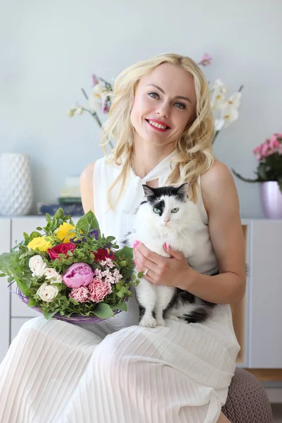 Jong positief meisje met een boeket bloemen — Stockfoto