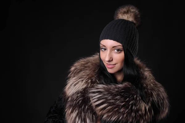 Giovane ragazza in lana cappello e pelliccia — Foto Stock