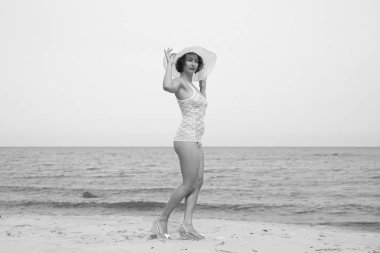 Genç seksi kadın vahşi sahilde