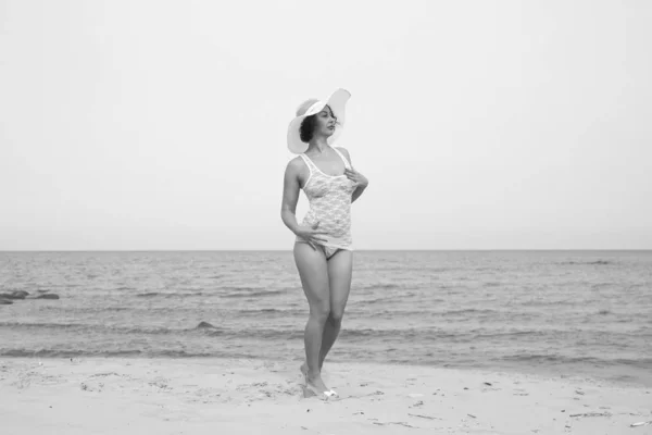 Genç seksi kadın vahşi sahilde — Stok fotoğraf