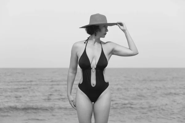 Młoda dziewczyna na plaży w stroju kąpielowym — Zdjęcie stockowe