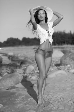 Kumsaldaki genç kadın..