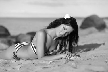 Kumsaldaki genç kadın.