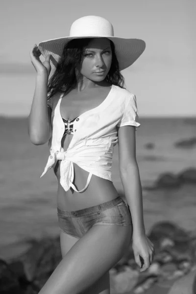 Mujer joven en la playa. — Foto de Stock