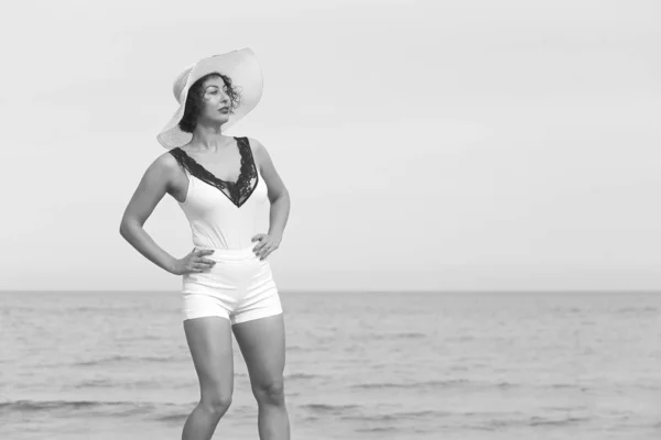 Femme au chapeau blanc sur fond de mer — Photo