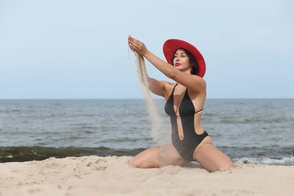 Giovane donna sulla spiaggia in costume da bagno — Foto Stock