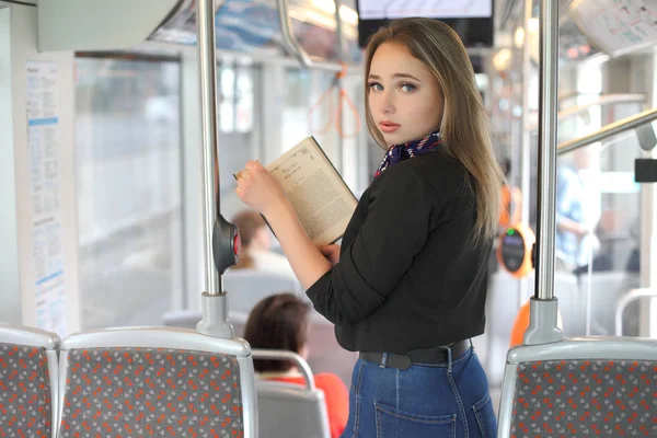 Hermosa joven en tranvía libro de lectura — Foto de Stock