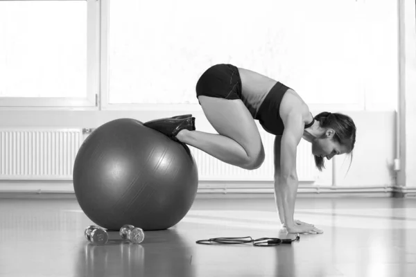 Fitness mladá dívka provádí cvičení — Stock fotografie