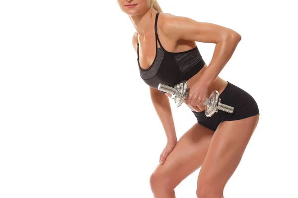 Красивая молодая женщина упражняется с гантелями — стоковое фото