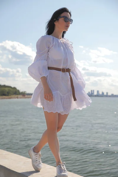 Młoda szczęśliwa dziewczyna w białej sukience nad morzem — Zdjęcie stockowe